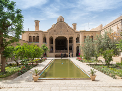 Traditioneel huis in Kashan met centrale binnenplaats, tuin en langwerpige waterbak tijdens Route Iran, 19 dagen.