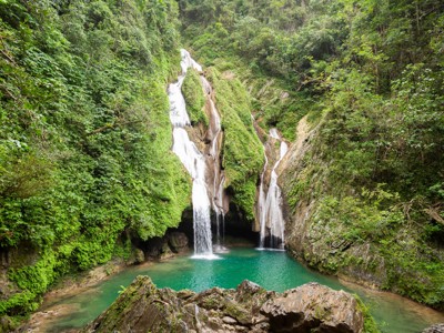Waterval in het groen met turquoise zwembad in Cuba.