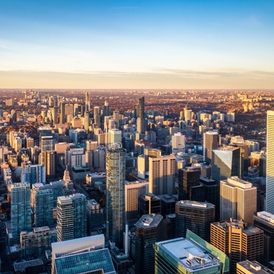 Uitzicht over de skyline van Toronto vanaf de CN Tower bij zonsondergang.