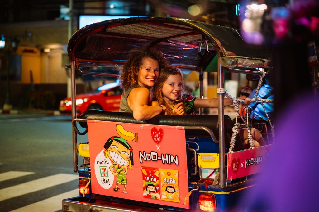 Moeder en dochter in een tuktuk tijdens een avondrit in Thailand, onderdeel van de Familiereis Thailand.