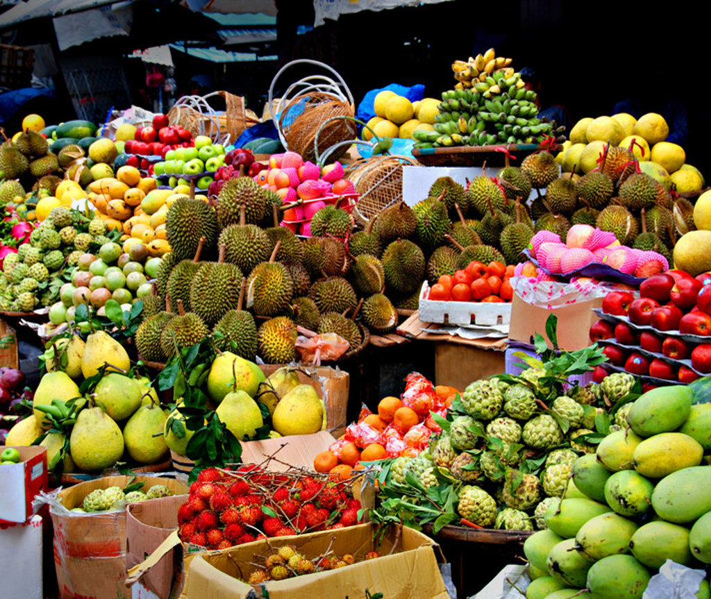Kleurrijke fruitkraam op een markt in Thailand, met durian, mango’s en bananen tijdens de Familiereis Thailand Comfort-Plus.