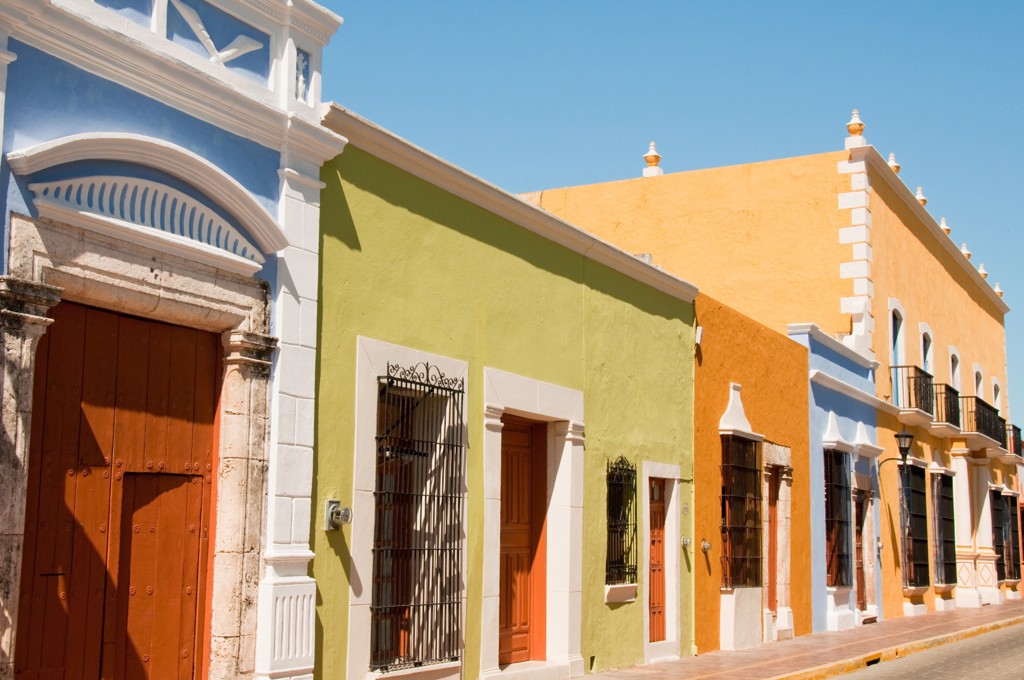 Kleurrijke koloniale gevels in een straat in Mexico tijdens een groepsrondreis.