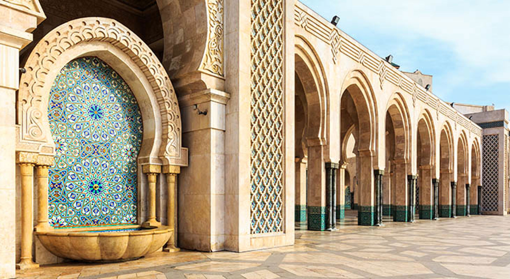 Hassan II moskee Mozaïekfontein en bogen in de Hassan II-moskee in Casablanca, Marokko.