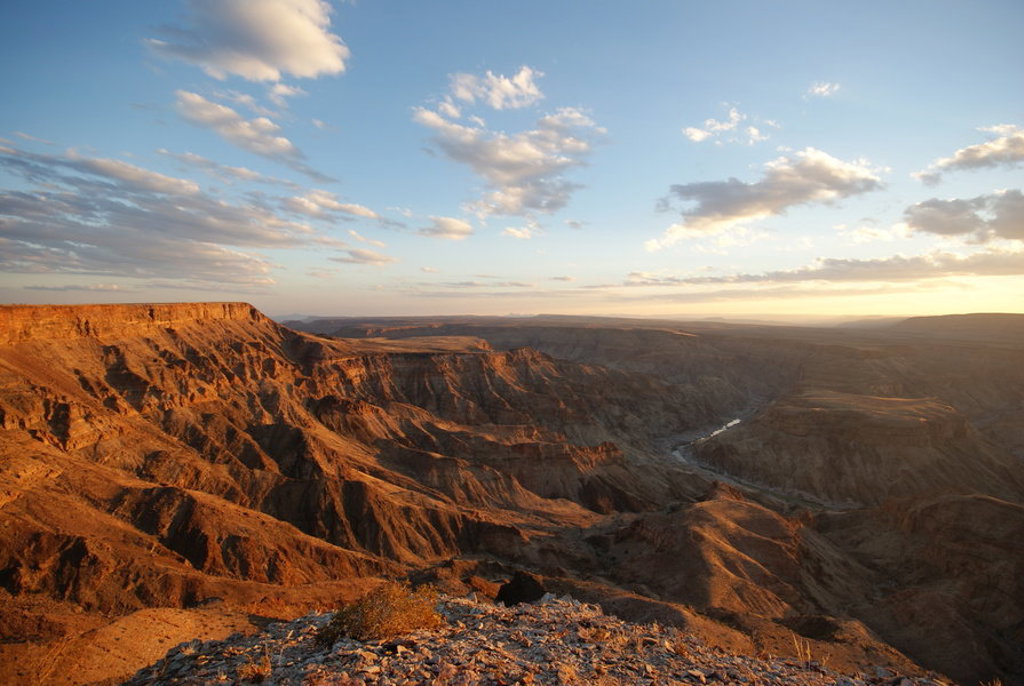 Uitgestrekt canyonlandschap bij zonsondergang tijdens groepsrondreis Zuidelijk Afrika.