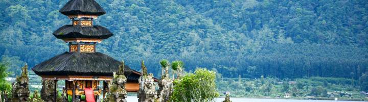 Pura Ulun Danu Bratan-tempel aan het Bratanmeer op Bali, met groene bergen op de achtergrond.