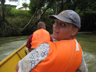 Boottocht over de rivier in Maleisisch Borneo, reizigers met reddingsvesten tussen het regenwoud.