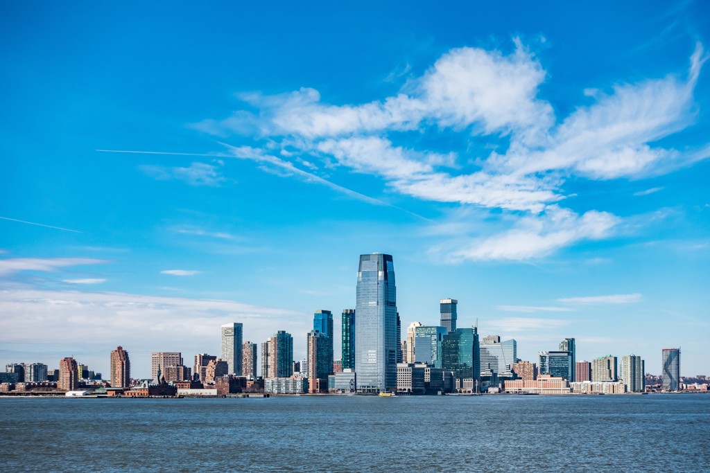 Skyline van Jersey City aan de Hudson River, tijdens een groepsrondreis Verenigde Staten Noordoost.