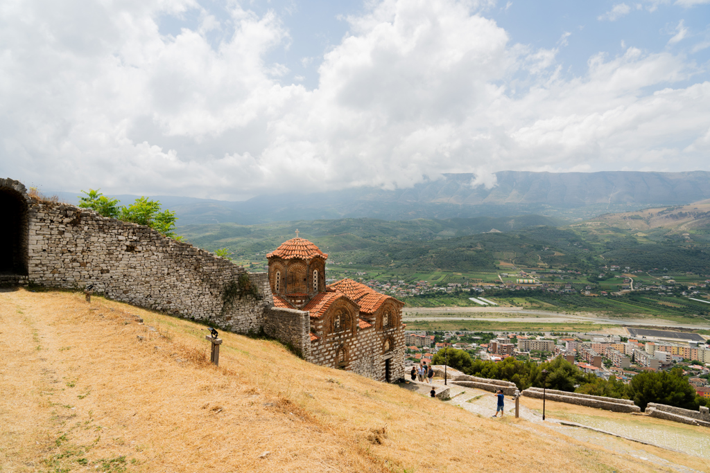 Uitzicht vanaf kasteel van Berat op een kerk met rode daken en de vallei, tijdens 22-35ers reis Albanië.