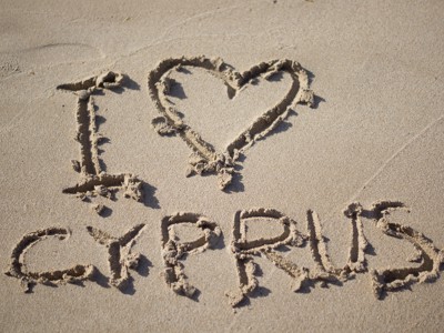 I love Cyprus geschreven in het zand op het strand.