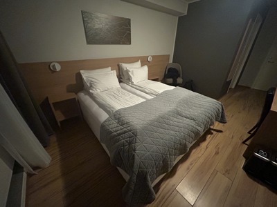 Tweepersoonskamer met twee eenpersoonsbedden in Fosshotel Nupar.