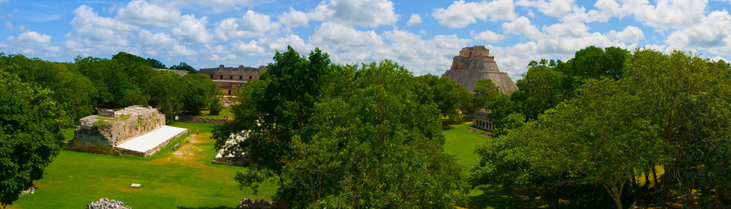 Piramide van Uxmal tussen het groen in Yucatán, Mexico, tijdens groepsrondreis Mexico, Guatemala en Honduras.