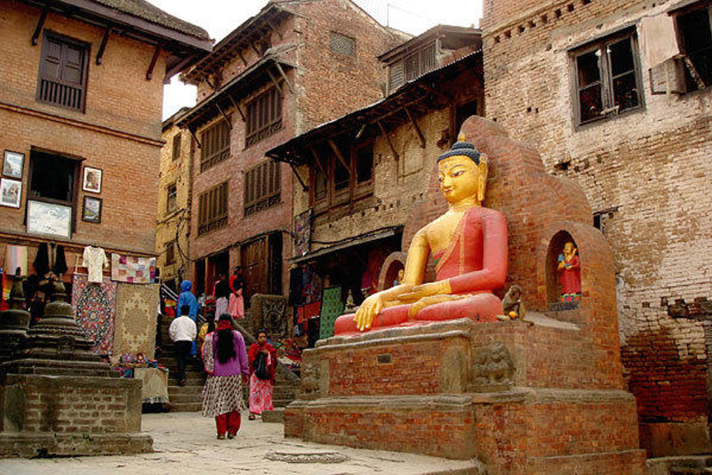 Boeddhabeeld op een plein in Kathmandu, Nepal, tijdens groepsrondreis Nepal Everest.