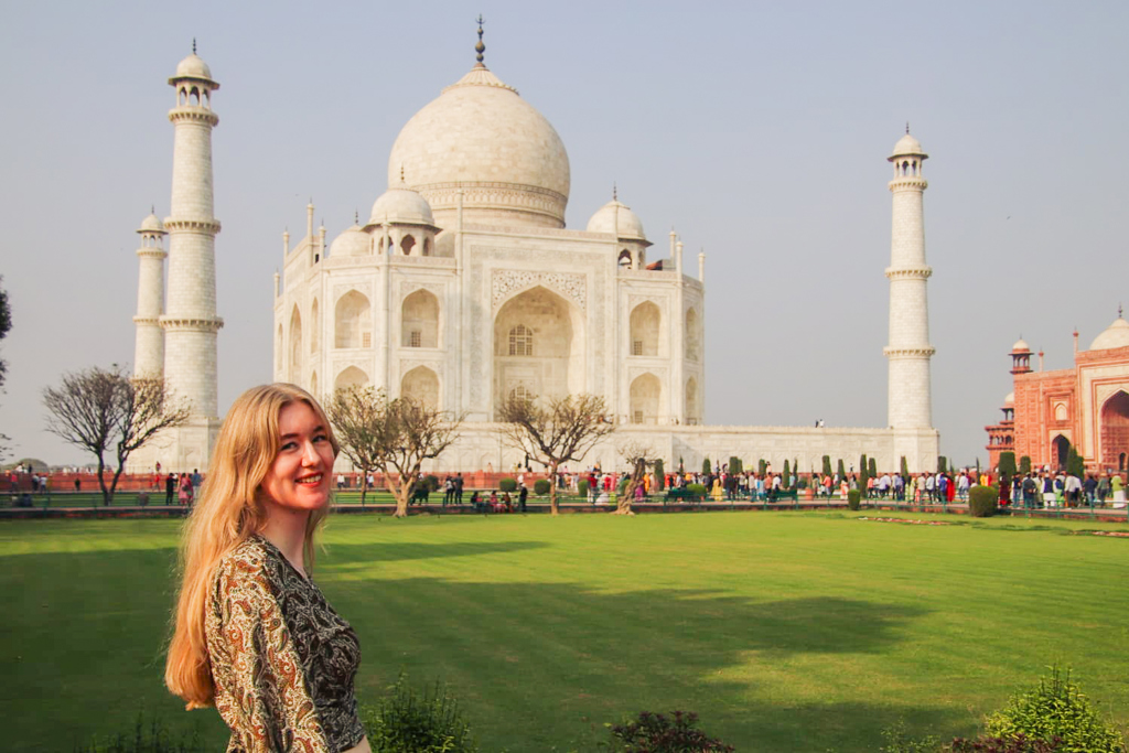 Reiziger bij de Taj Mahal in Agra tijdens een 22-35ers groepsrondreis door India.