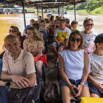 Gezinnen varen met een boot over een rivier in Costa Rica tijdens een familiereis.