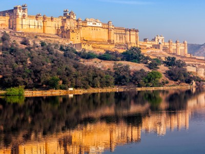 Amber Fort bij Jaipur, Noord-India, weerspiegeld in het water.