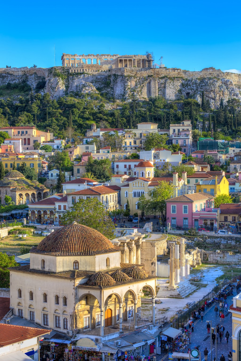 Uitzicht op de Akropolis en het Parthenon boven de wijk Monastiraki in Athene, Griekenland.