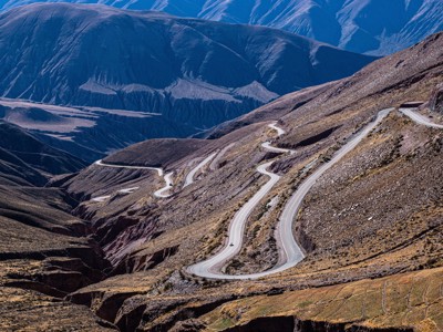 Kronkelende bergweg door het Andeslandschap in Argentinië.