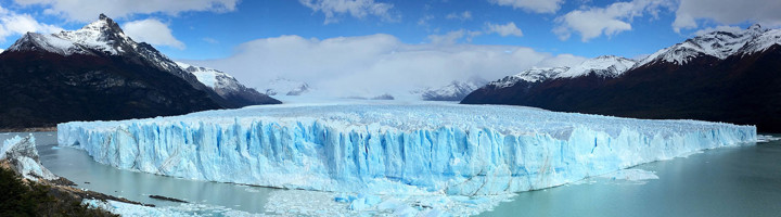Perito Moreno-gletsjer in Patagonië, Argentinië, met ijswand en besneeuwde bergen.