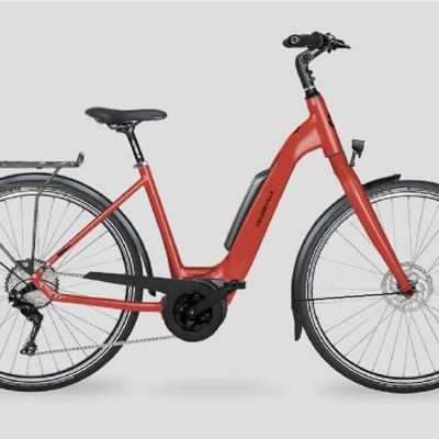 Rode e-bike met lage instap voor een fietsreis in Slovenië of de Balkan.