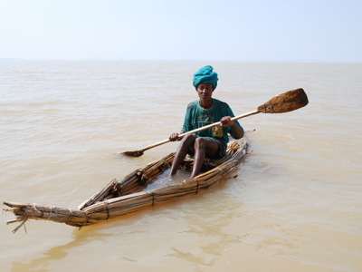 Man peddelt op een traditionele rieten boot op het Tanameer tijdens de Route Ethiopië 29 dagen.