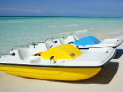 Waterfiets op het strand aan een turquoise zee in Cuba.