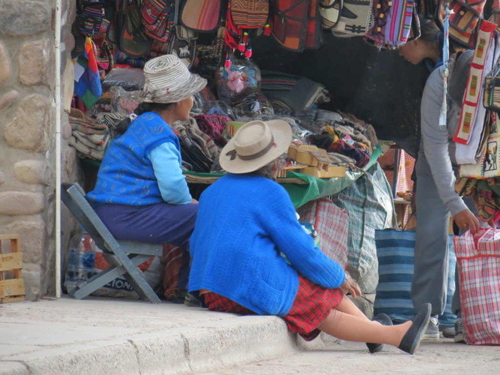 Lokale markt met kleurrijke textiel en souvenirs tijdens groepsrondreis Argentinië.