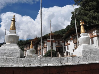 Stupa’s bij het Tashichho Dzong in Thimphu, Bhutan, tijdens de route Sikkim en Bhutan.
