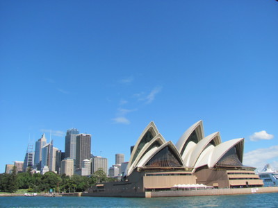 Sydney Opera House met skyline van Sydney aan de haven, Australië.