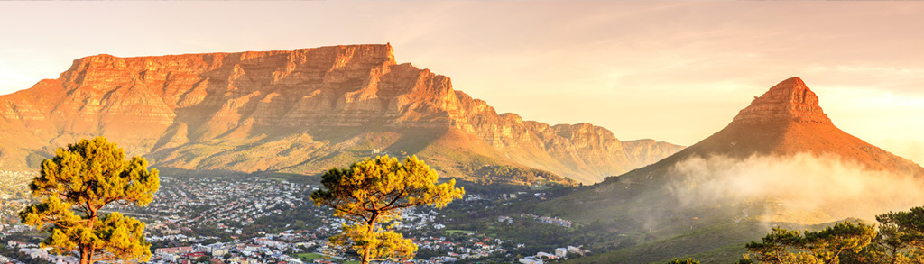 Tafelberg en Lion’s Head bij zonsondergang boven Kaapstad, Zuid-Afrika.