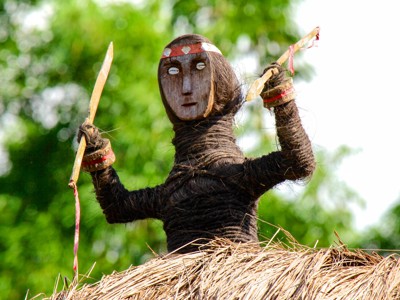Traditionele pop met houten masker en zwaarden tijdens een ritueel op Flores, Kleine Sunda-eilanden.