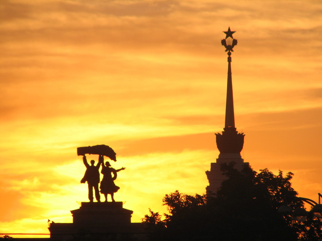 Silhouet van monument met obelisk en beelden bij zonsondergang in Rusland.