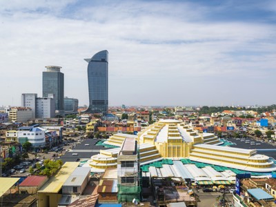 Uitzicht over Phnom Penh met de Central Market en moderne skyline tijdens de route Cambodja en Thailand.