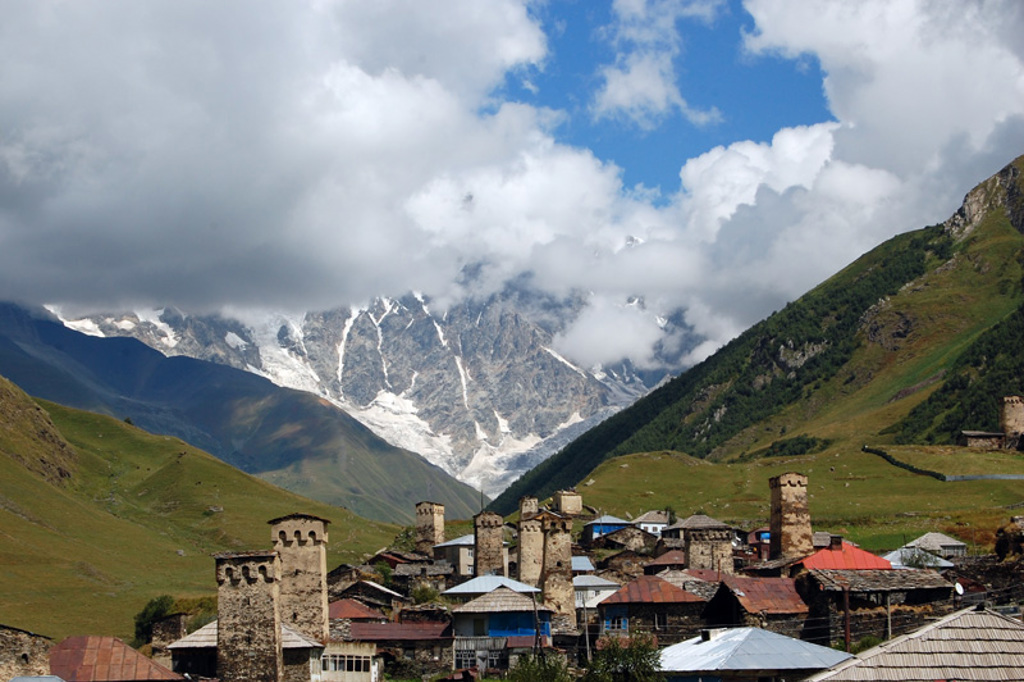 Ushguli in Svaneti, Georgië, met middeleeuwse verdedigingstorens en besneeuwde Kaukasusbergen.
