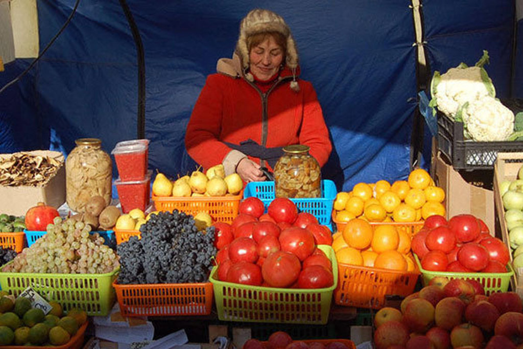 Marktkraam met fruit en groenten in Rusland tijdens een winterse groepsrondreis.