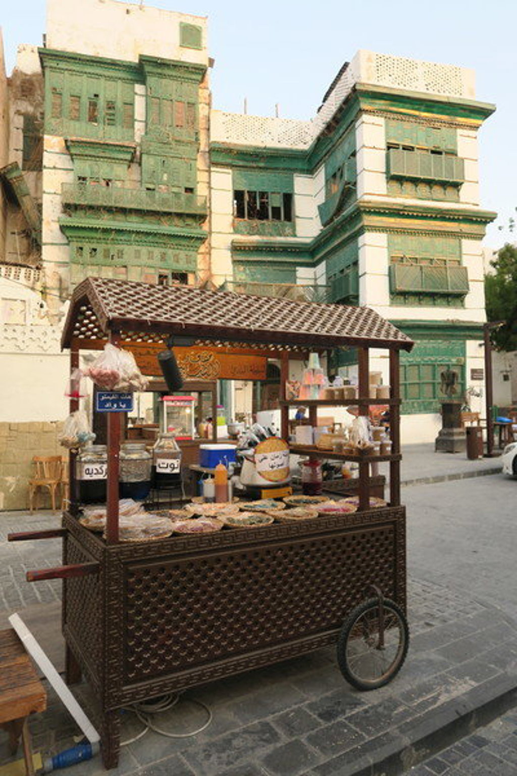 Straatkraam met lokale snacks in historisch Jeddah tijdens groepsrondreis Saoedi-Arabië.