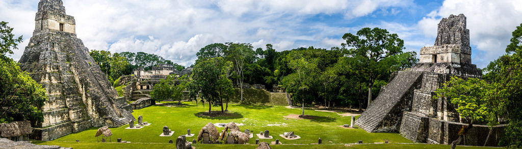 Maya-tempels en ruïnes van Tikal in Guatemala, omringd door jungle.