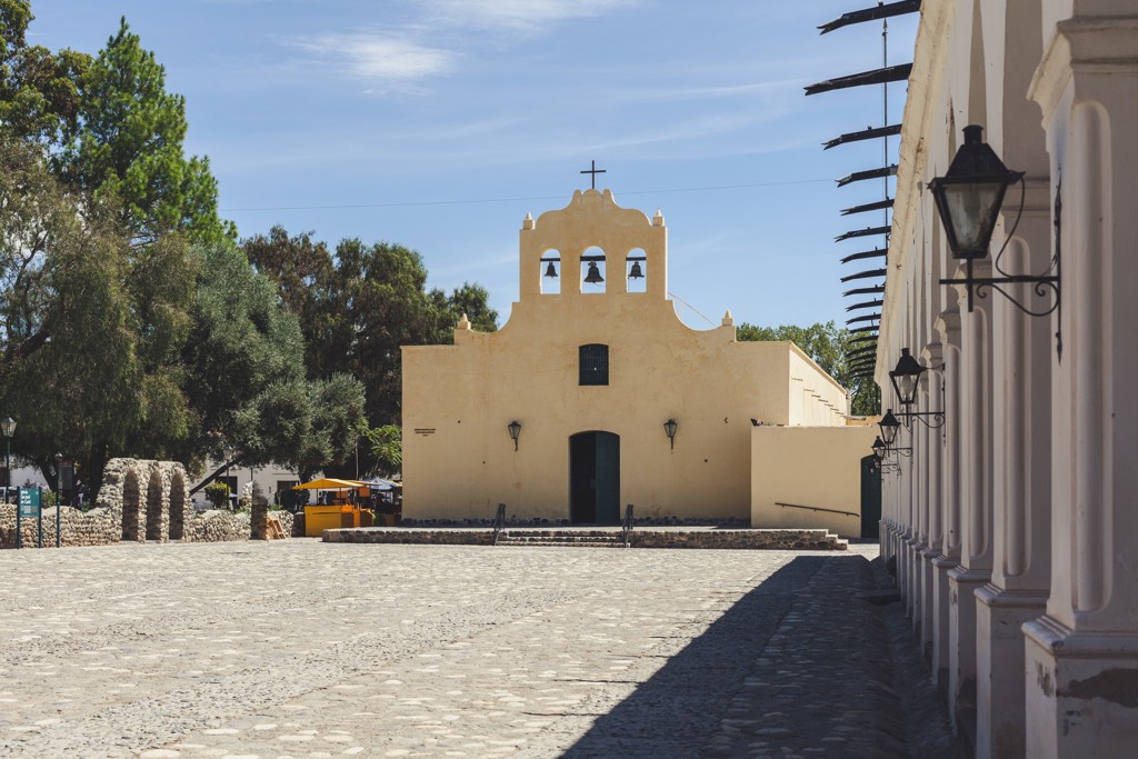 Koloniale kerk aan een plein in Cafayate, Argentinië, tijdens een groepsrondreis.