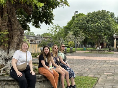 Reizigers ontspannen bij een tempelcomplex op de Route Vietnam, dag 11.