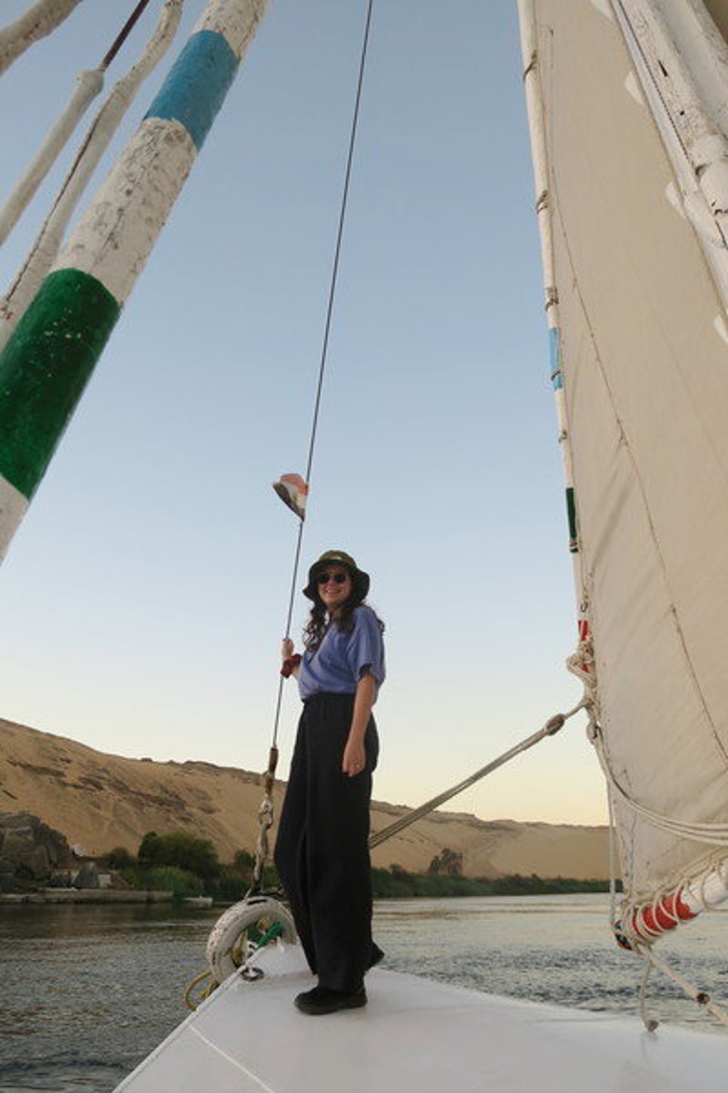 Reiziger op een zeilboot op de Nijl tijdens de groepsrondreis Egypte Kort.