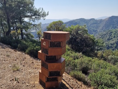 Uitzichtpunt langs de wandelroute op Cyprus met bergen en dennenbos op de achtergrond.