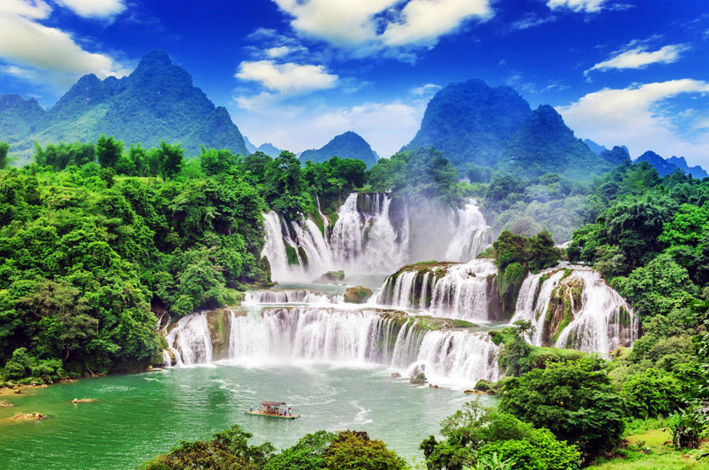 Ban Gioc-watervallen in Vietnam, omringd door groene bergen tijdens groepsrondreis China & Vietnam.