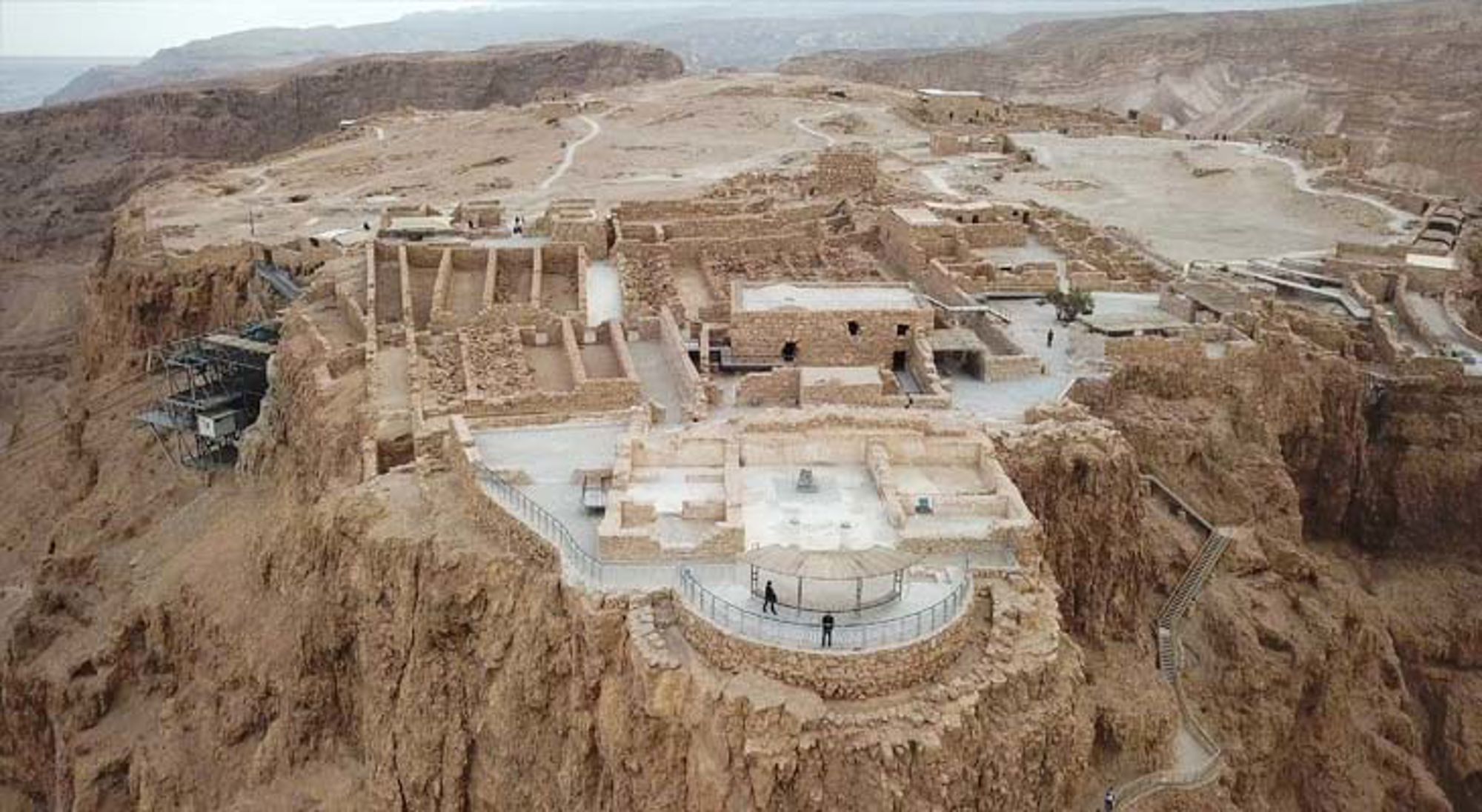 Masada Woestijnlandschap in Jordanië met rotsformaties en zandduinen.