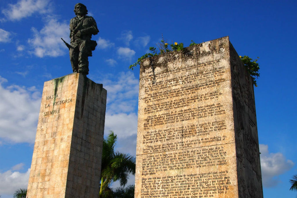 Standbeeld van Che Guevara bij het Mausoleum in Santa Clara, Cuba, tegen een blauwe lucht.