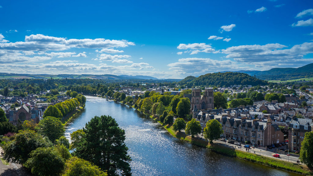Uitzicht over de rivier Ness en Inverness in de Schotse Hooglanden tijdens een groepsrondreis Verenigd Koninkrijk.