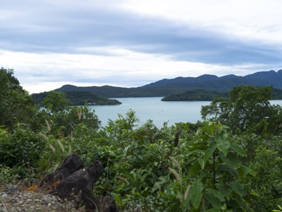 Uitzicht over een baai met groene eilanden en bergen in Cambodja tijdens de 21-daagse route Cambodja en Thailand.