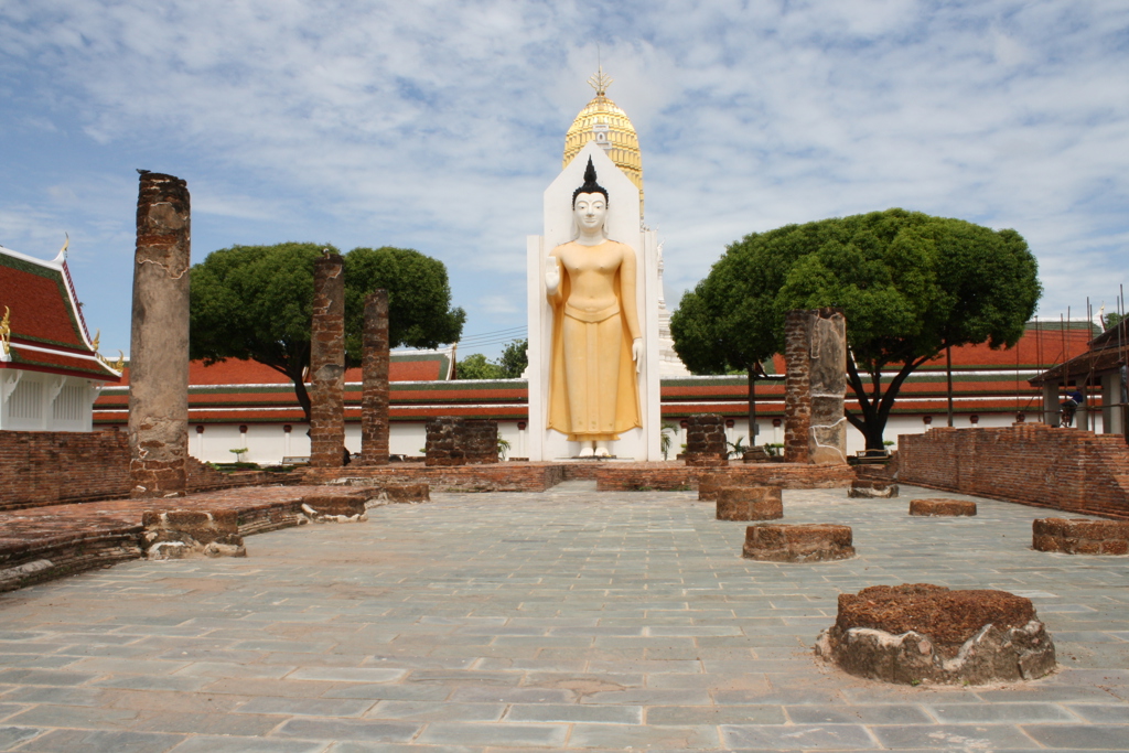 Boeddhabeeld bij tempelruïnes in Ayutthaya, Thailand, tijdens groepsrondreis Noord en Zuid.