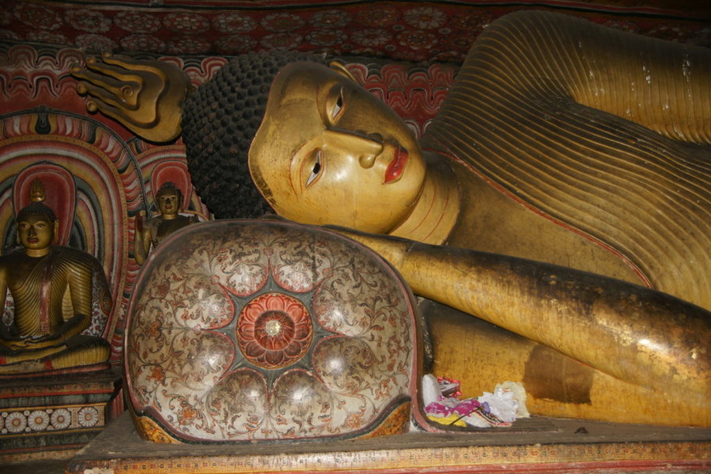 Liggende Boeddhabeeld in een tempel in Sri Lanka tijdens de groepsrondreis Sri Lanka en Malediven.