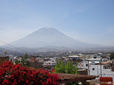 Uitzicht over Arequipa met de vulkaan El Misti op de achtergrond, Route Peru.