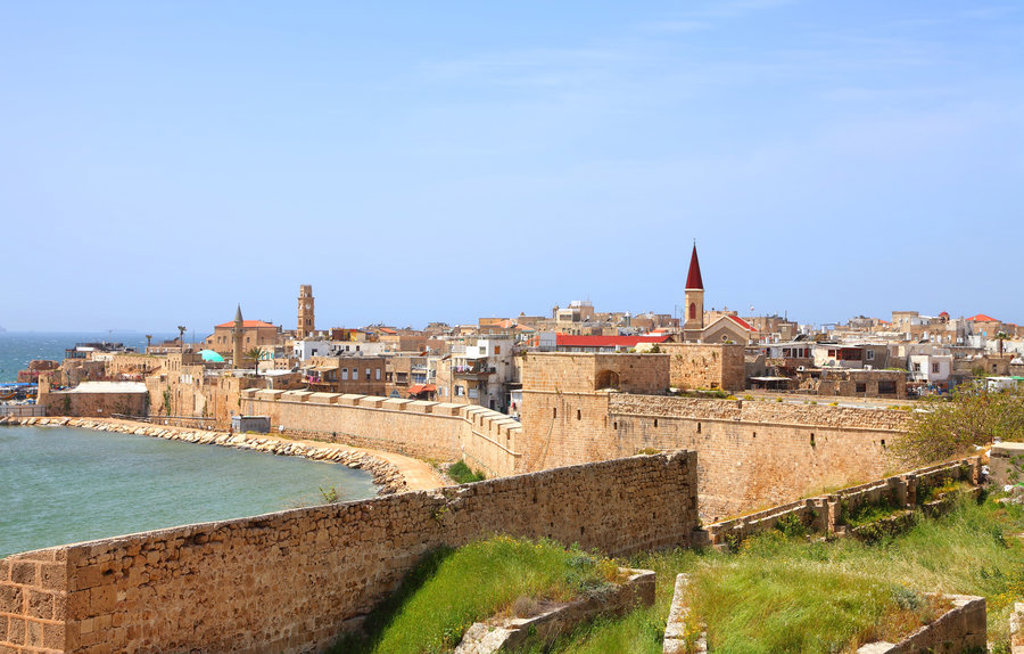 Uitzicht op de oude stadsmuren en haven van Akko (Acre) aan de Middellandse Zee, Israël.