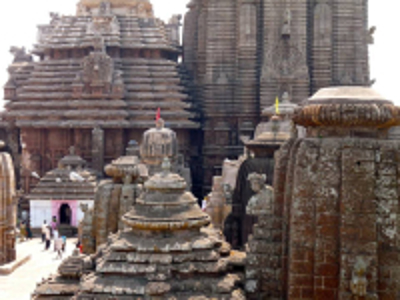Tempelcomplex in Bhubaneswar, Orissa, met stenen torens en bezoekers op het binnenplein.